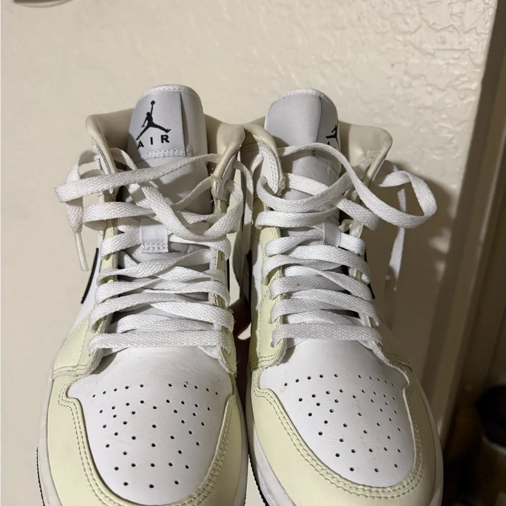 Nike Air Jordan 1 Mid White Black Cream